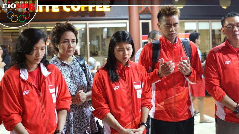 Tim bulutangkis Indonesia berdoa bersama sebelum berangkat ke Brasil.